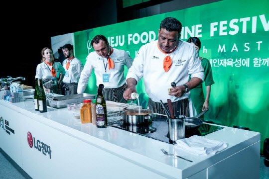 비크람 가르크 셰프가 지난 18일 제주 한라컨벤션센터에서 열린 '그랜드 키친 위드 마스터즈'에서 LG 디오스 하이브리드 전기레인지를 이용해 요리했다. <LG전자 제공>